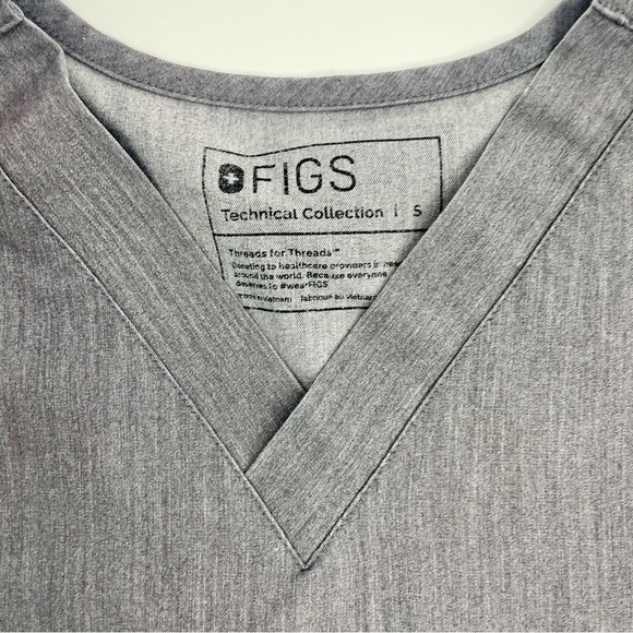 FIGS Leon™ Three-Pocket Scrub Graphite Grey Top Medical Uniform top Size Small - Picture 4 of 8